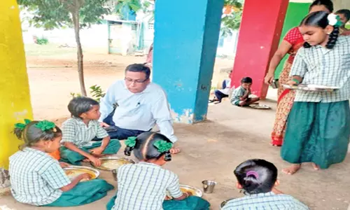 மாணவர்களுடன் அமர்ந்து உணவின் தரம் குறித்து கேட்ட கலெக்டர் கார்மேகம்