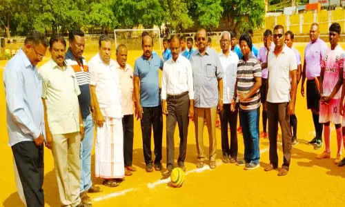 திண்டுக்கல்லில் பள்ளிகளுக்கு இடையேயான கால்பந்து போட்டி தொடக்கம்