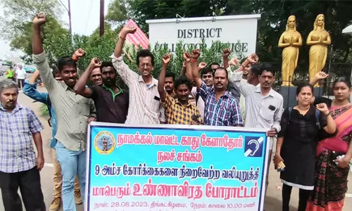 ஓட்டுநர் உரிமம் வழங்க கோரி காது கேளாத மாற்றுத்திறனாளிகள் ஆர்ப்பாட்டம்