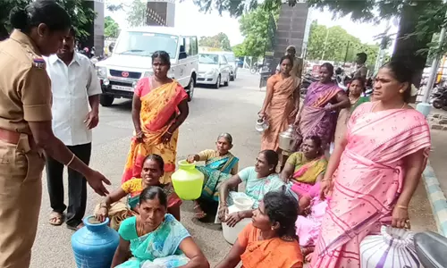 குடிநீர் கேட்டு காலி குடங்களுடன் பெண்கள் தர்ணா போராட்டம்