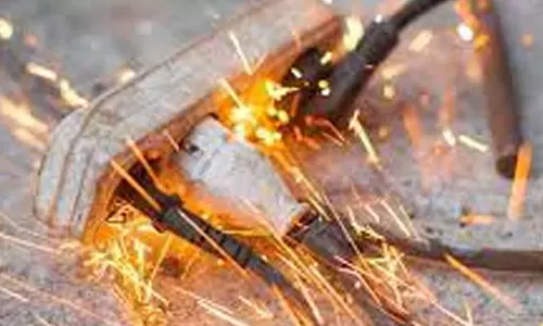 20 வீடுகளில் மின்சாதன பொருட்கள் தீப்பிடித்து எரிந்தது: 4 பேர் உடல் கருகினர்