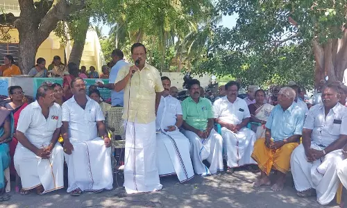 பாலம் பணியை விரைந்து முடிக்க வலியுறுத்தி பொதுமக்கள் தர்ணா