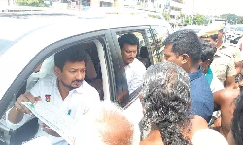 அமைச்சர் உதயநிதி காரை வழிமறித்து மனு அளித்த விவசாயிகள்