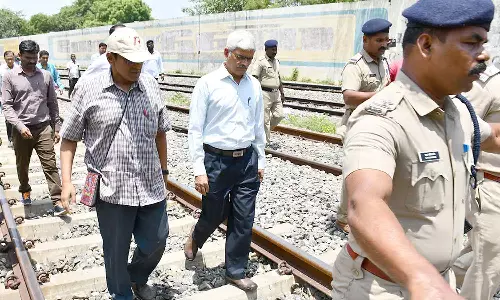 மதுரை ரெயிலில் தீ விபத்து சம்பவம்: பாதுகாப்பு ஆணையர் 2-வது நாளாக இன்று தீவிர விசாரணை