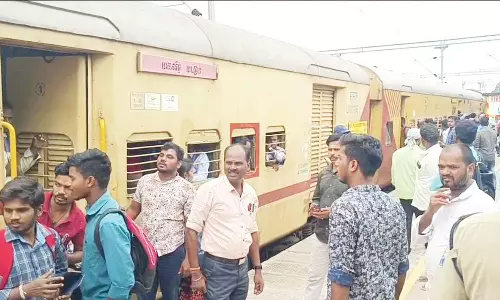 மதுராந்தகம் ரெயில் நிலையத்தில் புதுவை-சென்னை விரைவு ரெயிலை முற்றுகையிட்டு பயணிகள் போராட்டம்