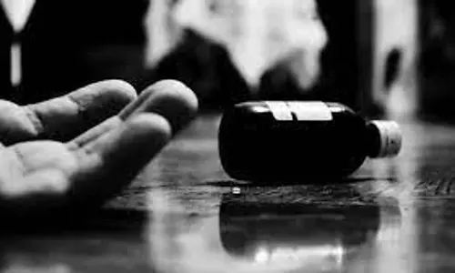 விடுதியில் என்ஜினீயரிங் பட்டதாரி விஷம் குடித்து தற்கொலை