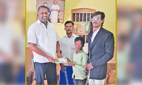 செங்கோட்டையில் சர்வதேச யோகா போட்டிக்கு தேர்வான சிறுவனுக்கு நிதி உதவி-கிருஷ்ணமுரளி எம்.எல்.ஏ. வழங்கினார்