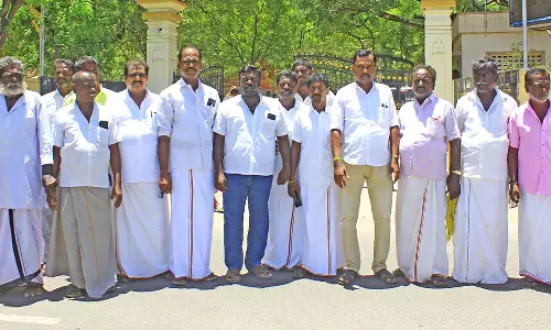 நெல்லை சந்திப்பு மீனாட்சிபுரம் பகுதியில் அடிப்படை வசதிகளை உடனடியாக நிறைவேற்ற வேண்டும்-கலெக்டர் அலுவலகத்தில் தே.மு.தி.க.வினர் மனு