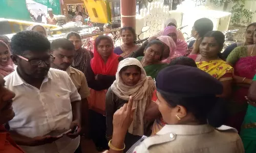 பேட்டையில் பரபரப்பு- பள்ளி மாணவிகளின் பெற்றோர்கள் போலீஸ் நிலையம் முற்றுகை