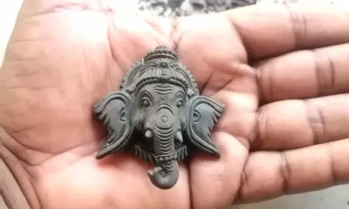 உள்ளங்கை அளவிலான விநாயகர் மர சிற்பம்