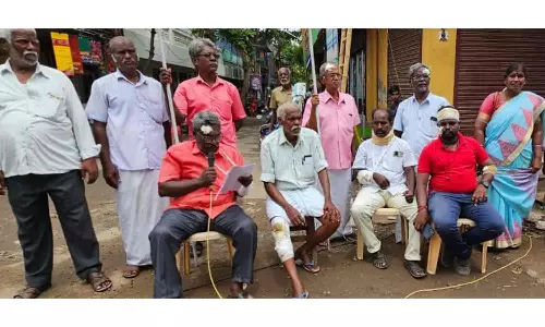 கம்யூனிஸ்டு கட்சியினர் நூதன போராட்டம்