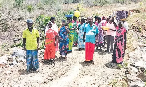 அடிப்படை வசதி இல்லாமல் அவதி: ஊர் எல்லை பகுதியில் சிக்கி தவிக்கும் மூலப்பள்ளத்து கொட்டாய் கிராம மக்கள்