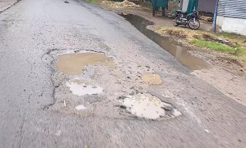 சாலை பள்ளத்தால் அடிக்கடி  விபத்தில் சிக்கும் வாகன ஓட்டிகள்