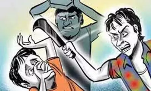 லாரி டிரைவரிடம் அரிவாளை காட்டி மிரட்டி பணம் பறிப்பு