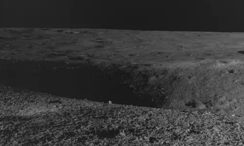 நிலவின் மேற்பரப்பில் பள்ளத்தை தவிர்த்த பிரக்யான் ரோவர் - இஸ்ரோவின் புது அப்டேட்!