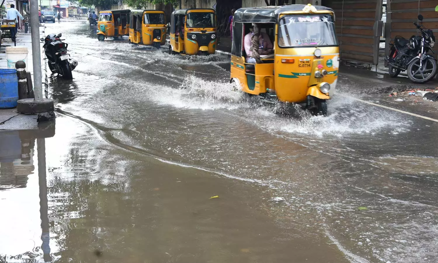 சென்னை-புறநகர் பகுதிகளில் அதிகாலையில் இடி-மின்னலுடன் பலத்த மழை சென்னை-புறநகர் பகுதிகளில் அதிகாலையில் இடி-மின்னலுடன் பலத்த மழை