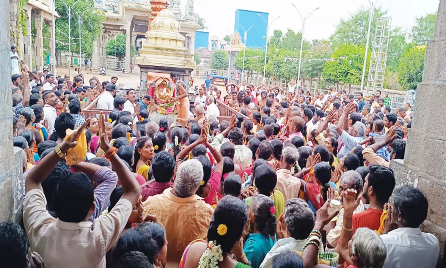 திருவதிகை வீரட்டானேஸ்வரர் கோவிலில் ஆவணி மாத பிரதோஷ வழிபாடு ஏராளமானோர் குவிந்தனர் திருவதிகை வீரட்டானேஸ்வரர் கோவிலில் ஆவணி மாத பிரதோஷ வழிபாடு ஏராளமானோர் குவிந்தனர்