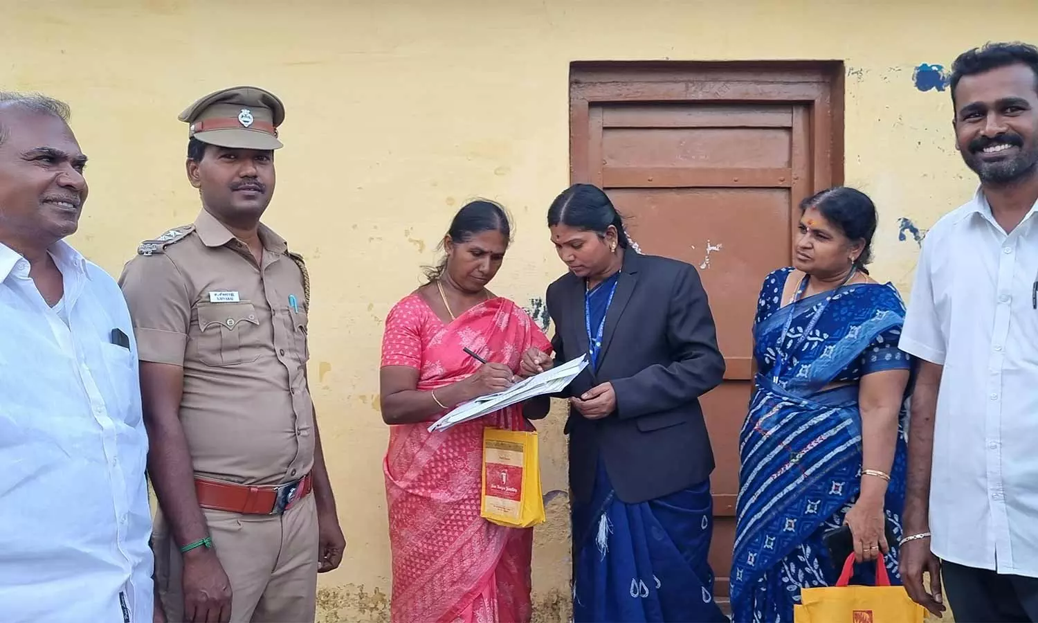 கடனை திருப்பி செலுத்தாததால் தாராபுரத்தில் அரசு பள்ளி ஜப்தி- மாணவர்கள், பெற்றோர்கள் அதிர்ச்சி கடனை திருப்பி செலுத்தாததால் தாராபுரத்தில் அரசு பள்ளி ஜப்தி- மாணவர்கள், பெற்றோர்கள் அதிர்ச்சி