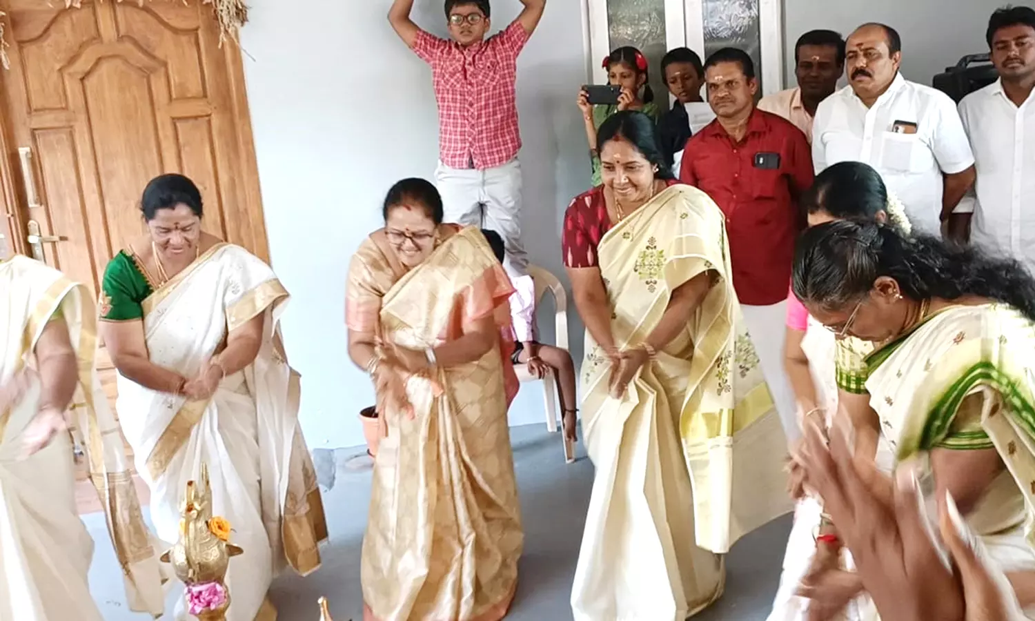 மேயர் குடும்பத்தினர் மீது கூறப்பட்ட புகார் குறித்து விசாரிக்க வேண்டும்- வானதி சீனிவாசன் எம்.எல்.ஏ. பேட்டி மேயர் குடும்பத்தினர் மீது கூறப்பட்ட புகார் குறித்து விசாரிக்க வேண்டும்- வானதி சீனிவாசன் எம்.எல்.ஏ. பேட்டி