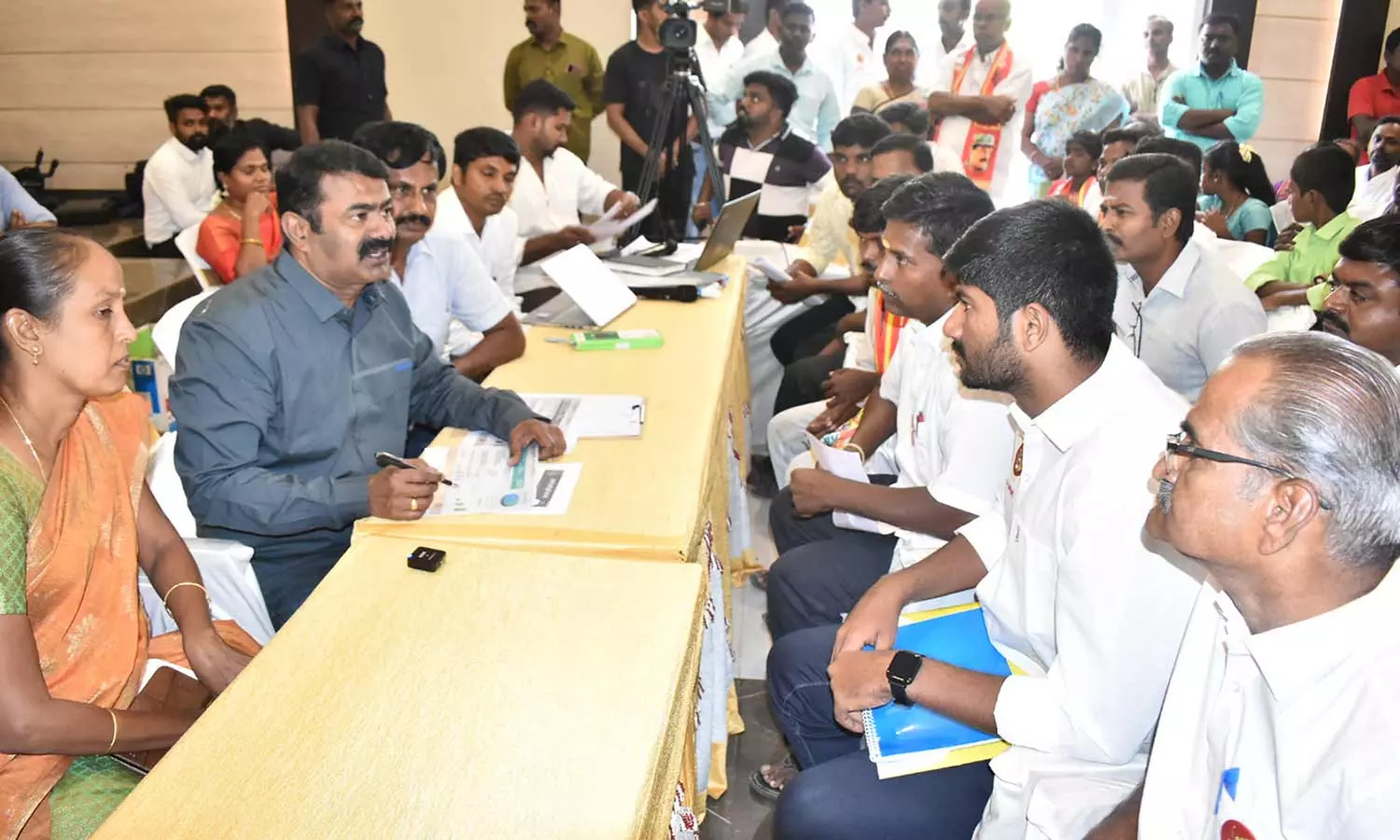 வீட்டு வாடகைக்கு பணம் கொடுக்கவே கஷ்டப்படுகிறேன்- சீமான் பேட்டி வீட்டு வாடகைக்கு பணம் கொடுக்கவே கஷ்டப்படுகிறேன்- சீமான் பேட்டி