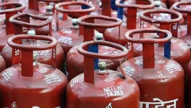 சமையல் எரிவாயு சிலிண்டர் விலை ரூ.200 குறைப்பு - மத்திய அரசு அதிரடி சமையல் எரிவாயு சிலிண்டர் விலை ரூ.200 குறைப்பு - மத்திய அரசு அதிரடி