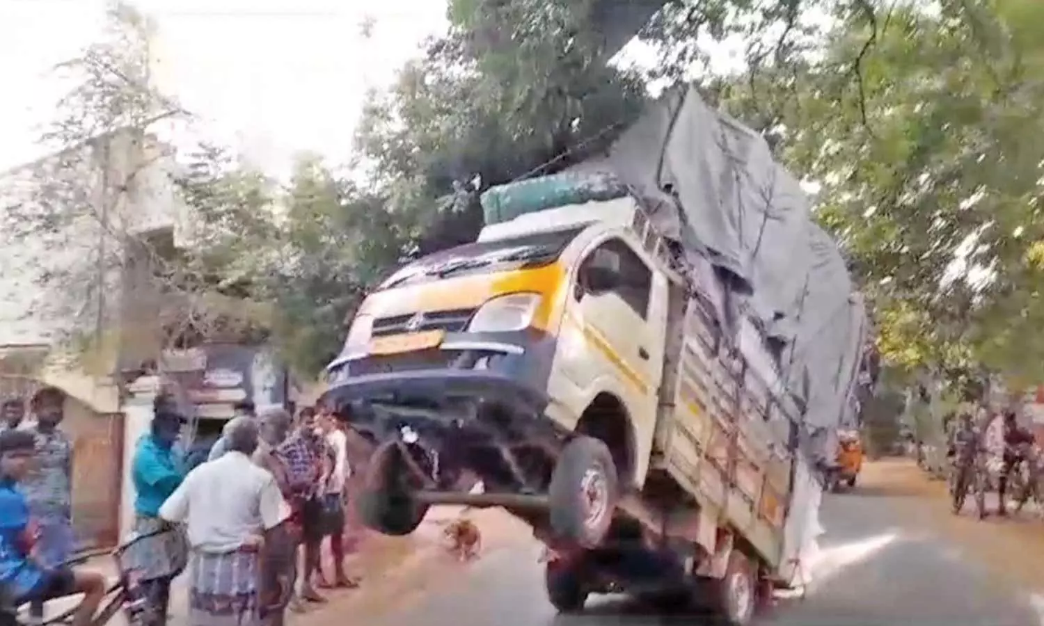 பாவூர்சத்திரம் அருகே மரக்கிளையில் சிக்கி அந்தரத்தில் தொங்கிய மினி லாரி