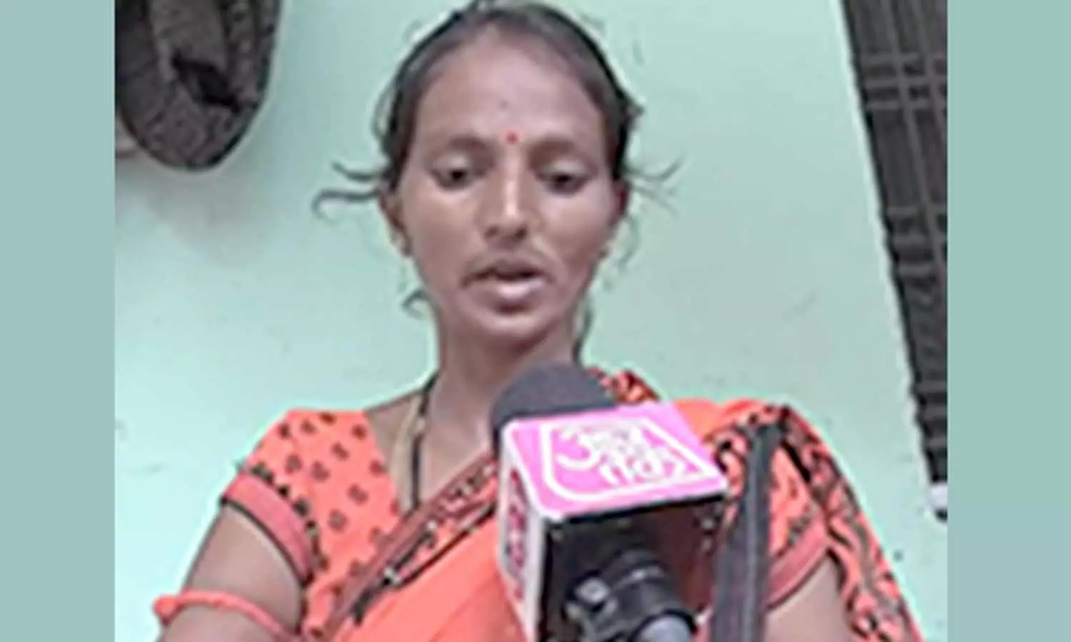 தூங்கிக்கொண்டிருந்த பெண்ணின் காலை சுற்றிய ராஜநாகம்- பிரார்த்தனைக்கு பின் விலகிய அதிசயம் தூங்கிக்கொண்டிருந்த பெண்ணின் காலை சுற்றிய ராஜநாகம்- பிரார்த்தனைக்கு பின் விலகிய அதிசயம்