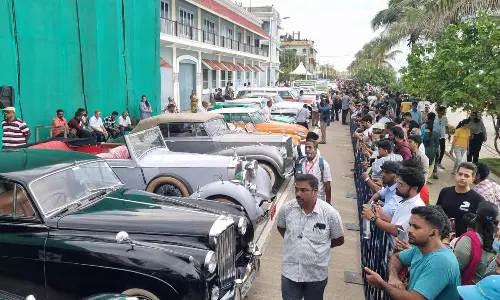 புதுச்சேரி கடற்கரை சாலையில் பாரம்பரிய கார்கள் கண்காட்சி: கண்டுகளித்த பொதுமக்கள்