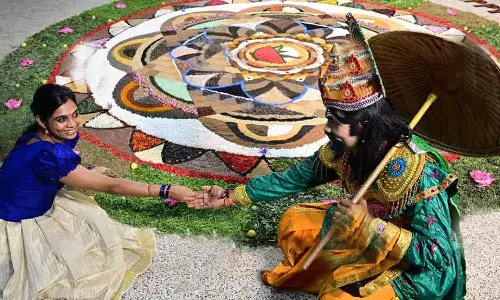 கேரளாவில் ஓணம் பண்டிகை உற்சாக கொண்டாட்டம்: அத்தப்பூ கோலத்தால் வண்ணமயமாக காட்சியளித்த வீடுகள்