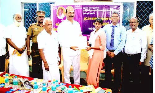 தட்டச்சு பயிற்சி பெற்ற மாணவர்களுக்கு சான்றிதழ்