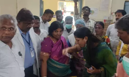 பொன்னேரி அரசு பொது மருத்துவமனையில் சப்-கலெக்டர் திடீர் ஆய்வு