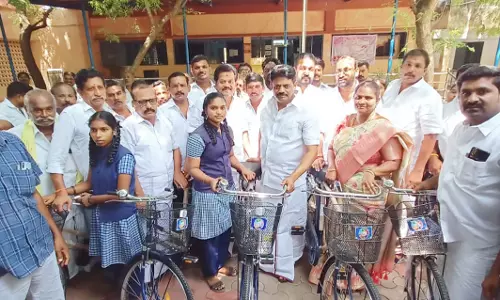 மாணவ-மாணவிகளுக்கு விலையில்லா சைக்கிள்கள்
