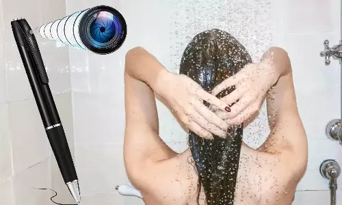 மாணவி குளிப்பதை பேனா கேமராவில் படம் பிடித்த வாலிபர்- போலீசார் விசாரணை