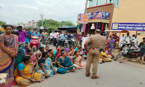 குறிஞ்சிப்பாடியில் மின் மயானம் அமைப்பதை கண்டித்து பெண்கள் சாலை மறியல்