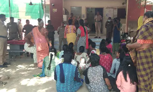 போலீஸ் நிலையத்தை முற்றுகையிட்டு திருநங்கைகள் ஆர்ப்பாட்டம்