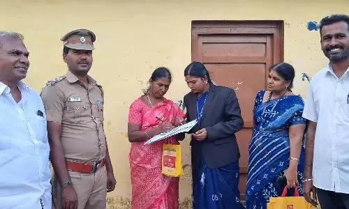 கடனை திருப்பி செலுத்தாததால் தாராபுரத்தில் அரசு பள்ளி ஜப்தி- மாணவர்கள், பெற்றோர்கள் அதிர்ச்சி