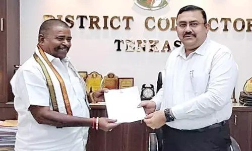 தென்காசி மாவட்டத்தை வறட்சி மாவட்டமாக அறிவிக்க வேண்டும்-பழனி நாடார் எம்.எல்.ஏ. கலெக்டரிடம் மனு