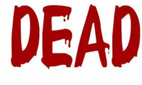 கிணத்துக்கடவு அருகே லாரி மீது கார் மோதி தந்தை-மகன் பலி