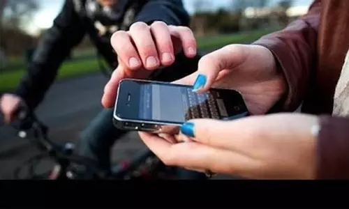 ரெயில் நிலையத்தில் பயணியிடம் செல்போன் பறித்த வாலிபர் கைது