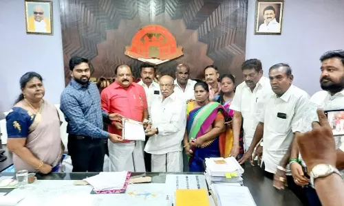 நெல்லை மாநகராட்சி அலுவலகம் முன்பு அண்ணா சிலை அருகே கருணாநிதிக்கு புதிய சிலை- கமிஷனரிடம், மத்திய மாவட்ட தி.மு.க.வினர் மனு