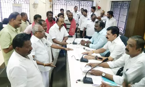 ஆங்கிலத்தில் வைக்கப்பட்டுள்ளதை அகற்றி விட்டு பாளை கே.டி.சி. நகரில் தமிழில் வரவேற்பு பலகை வைக்க வேண்டும்-மாநகராட்சி அலுவலகத்தில் மனு