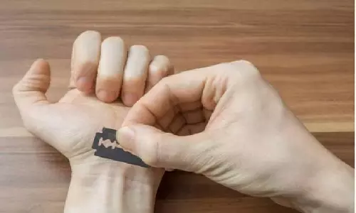 4 வயது மகனின் கைகளை பிளேடால் அறுத்த தந்தை