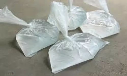 பைக்கில் சாராயம் கடத்தியவர் கைது