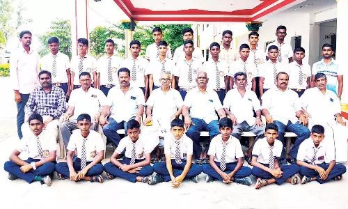 மொரப்பூர் கொங்கு பள்ளியில் சாதனை படைத்த மாணவர்களுக்கு பாராட்டு விழா