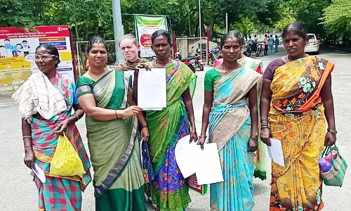 100-நாள் வேலை வழங்க பணம்  கேட்கும் அதிகாரி மீது பரபரப்பு புகார்- கிராமமக்கள் கலெக்டரிடம் மனு