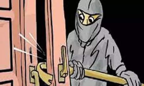 தொழிலாளியின் வீட்டை உடைத்த கும்பல்