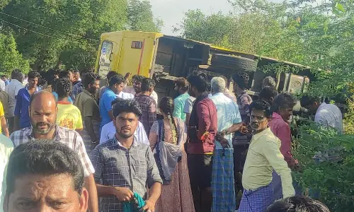 தனியார் பள்ளி வேன் கவிழ்ந்து விபத்து