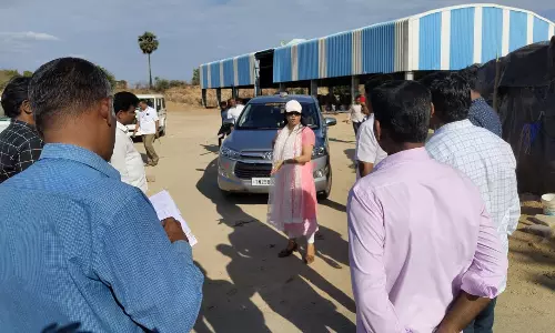 சூளகிரியில்  திட்ட பணிகள் குறித்து கூடுதல் கலெக்டர் ஆய்வு