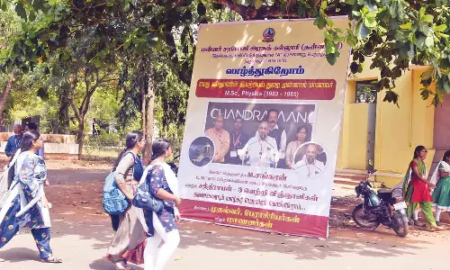 தஞ்சை அரசு கல்லூரியில் படித்த இஸ்ரோ விஞ்ஞானிக்கு பாராட்டு பிளக்ஸ் போர்டு