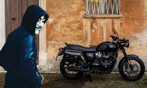 பல்லடம் அருகே மோட்டார் சைக்கிள் திருடிய 3 பேர் கைது